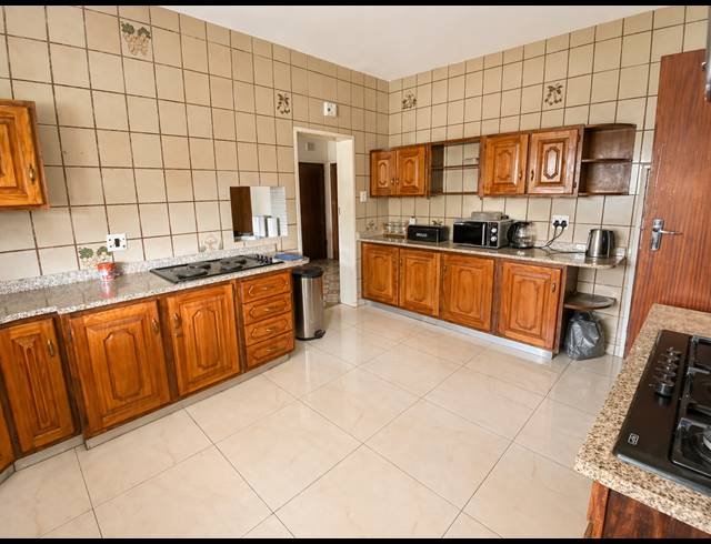 8 BEDROOM HOUSE FOR SALE IN BEDWORTH PARK